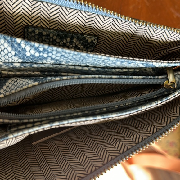 💖New listing! Blue snake skin print crossbody/ wristlet purse. - Picture 8 of 11